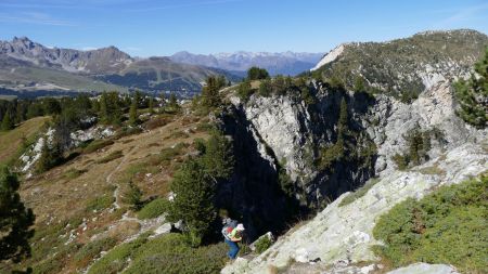 Vue arrière sur le sentier d’accès au Rocher de Villeneuve.