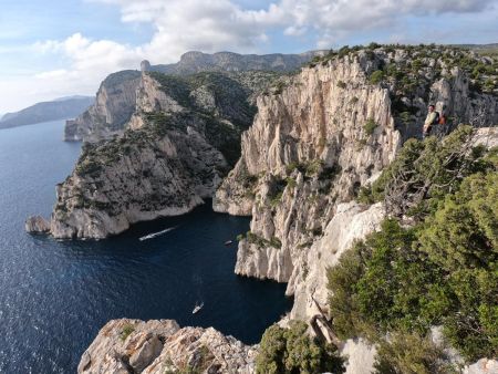 La sente descendant vers le second rappel se trouve derrière mon ami.