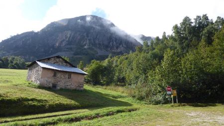 Sur le parking, chalet de Pralautray et le Cochet