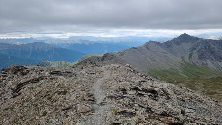 Sur la crête dans la descente