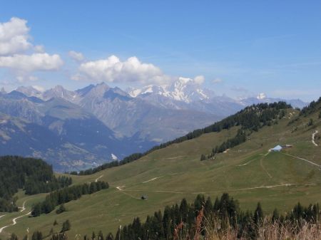 Du chalet de la Côte, vue en arrière sur le chemin parcouru, avec la halle au Fruit Commun à droite. Au fond, le mont Blanc.