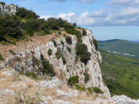 Sentier en bordure de falaise.