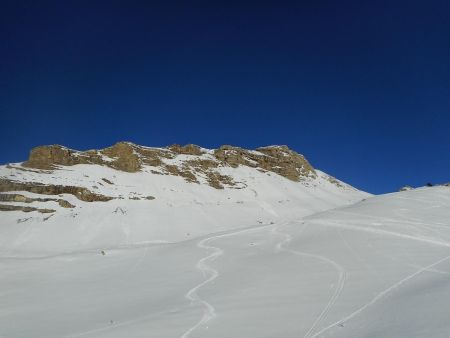 Rejoindre la combe qui longe le pied des falaises.