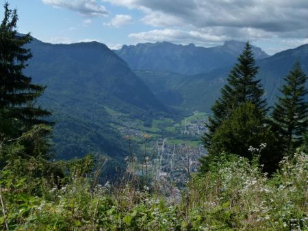 ... et on bascule dans le Val d’Arly. Ugine et le Col de l’Epine devant le Crêt de Mouches et la Tournette.