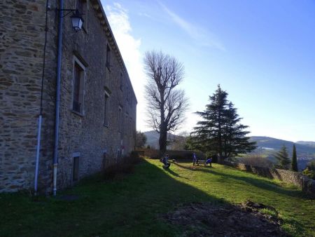 Esplanade au nord du château de Riverie.