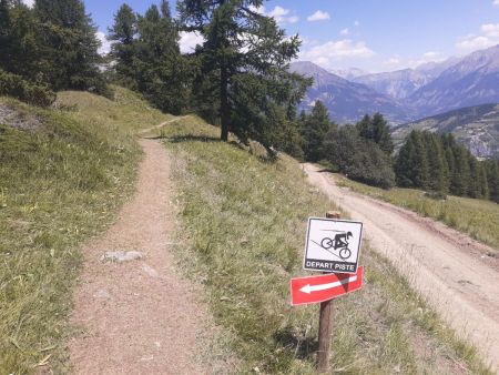 Possibilité de revenir par cette sente partagée VTT/piéton (juste avant il y a un petit panneau de bois «piéton» mais le sentier s’arrête immédiatement. Soit il a été mal posé, soit un parcours 100% piéton est en cours mais pas terminé).