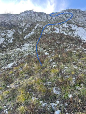 Vue sur le surplomb rocheux à contourner