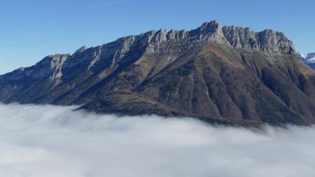 Épion et Arclusaz ; avec le sommet du Pécloz dépassant derrière l’Arclusaz.