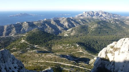 En contrebas, le Col de Sugiton (petite plateforme terreuse dégagée), l’archipel de Riou et le Massif de Marseilleveyre