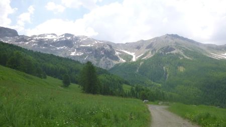 Ensemble de la Rouchinière et Tête des Fanets, à droite