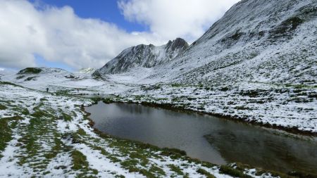 Détour vers la gauche (au nord-ouest) vers les petits lacs. Sur cette photo, on n’en voit que 2, mais il y en a un 3ème à peine plus loin (cf. sur la photo #24).