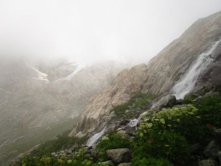 La montée sous les nuages