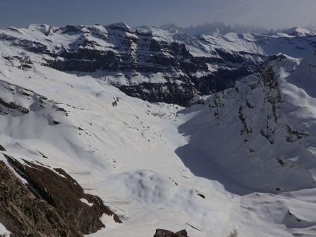 On domine la lac de la Vogeaille, face aux falaises du Tenneverge.