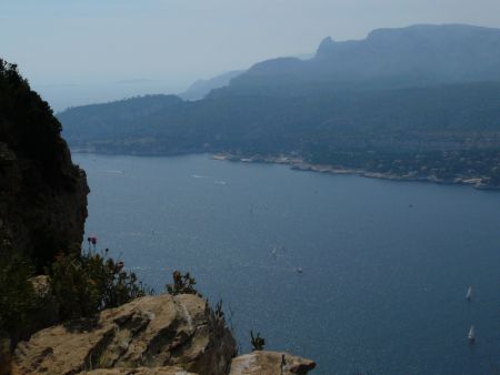 Début du parcours de crêtes, avec vue sur la baie de Cassis et les Calanques.