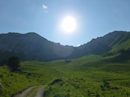 Le soleil derrière l’arête de l’Arcalod.