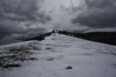 Regard arrière sur la descente du sommet