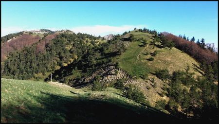 Le col naturel de Menée, et le début des Crêtes de Grande Leirie.