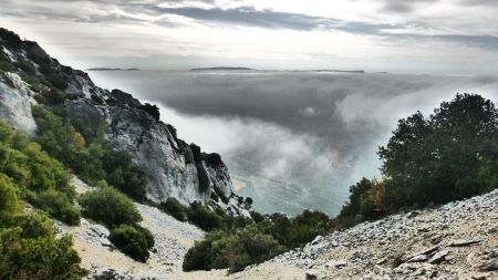 Montée du sentier bleu, mer de nuage au sud d’où émerge seulement la Sainte-Baume