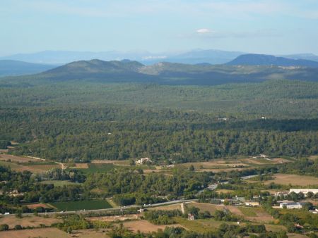 Vue de la chapelle Saint-Probace vers le nord : à gauche, la colline du Défens à Bras ; à droite dans l’ombre, le Gros Bessillon ; tout au fond, le massif du Verdon.