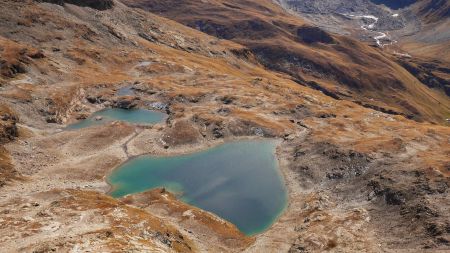 Vue plongeante sur les lacs Verdet.