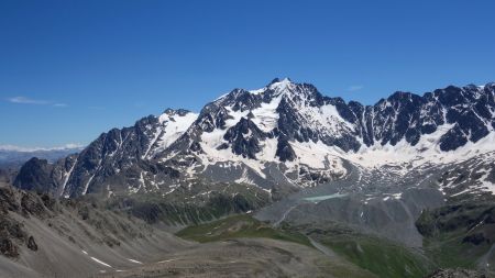 Panorama complété à droite des Agneaux par la Pointe du Casset et par le Pic des Prés les Fonts