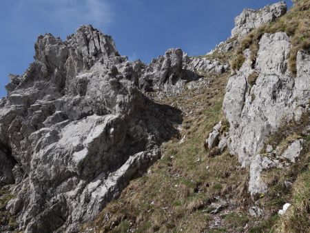 Le raide couloir, moins difficile qu’il en a l’air grâce à une petite trace...