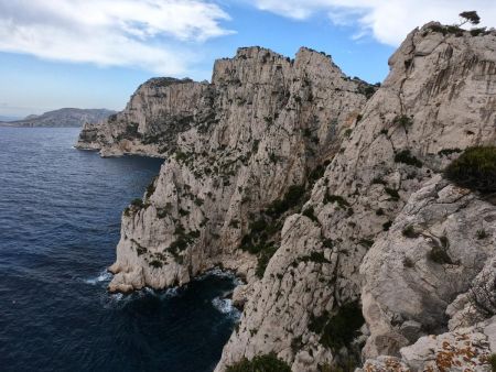 Tout au bout de la Pointe, l’Aiguille se confond avec les falaises du Devenson.