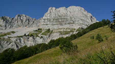 Le Rocher de Séguret et le point IGN 2016 au-dessus du Ravin de Farnaud.