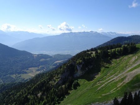 Les mines sont dans le gros rocher au premier plan