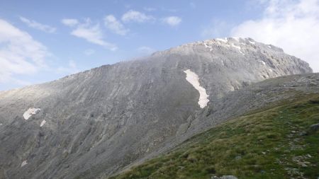 Montée vers le col de Chaberton avec vue sur la face sud de la pointe des Trois Scies