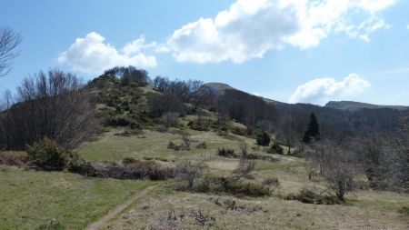 Au fond, le sommet de la Roche Courbe