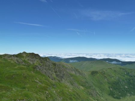 Une partie du cheminement de la montée, du Pic d’Estibat au fond au Pic de la Journalade à gauche.