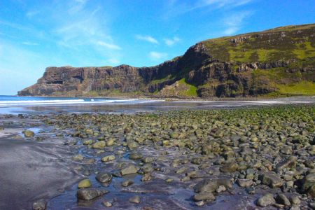 Sur la plage, face aux falaises