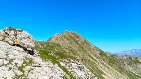 En route pour la Pousterle, dans le rétro : un dernier regard sur l’élégante crête des Parias descendue