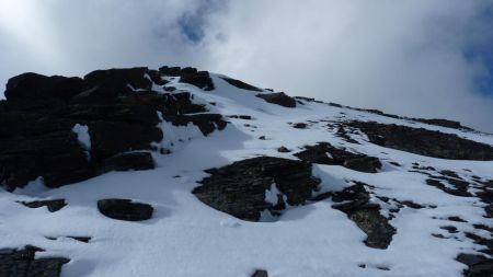 Dernière montée enneigée sous le sommet