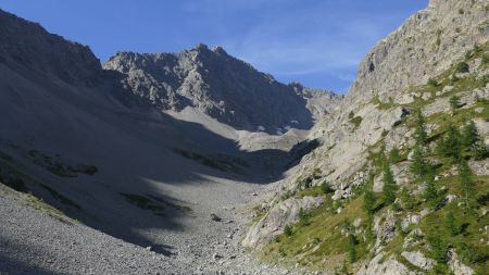 Le Vallon de Clapouse avec la trace qui le remonte en  bas de la photo.