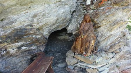 Une grotte avec une vierge