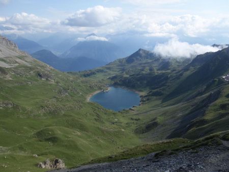 Vue sur le lac de Fully, et à droite le col de Démècre.