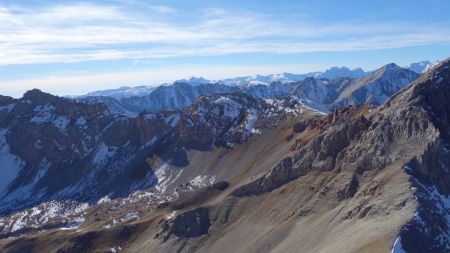 Derrière la Crête de Buguet, le Haut Mouriare, L’Aiguille des Pénitents,  le Roc de Serre Chapelle, puis le Pic de Peyre Eyraute. En toile de fond la Tête de Vautisse et la crête de Dormillouse