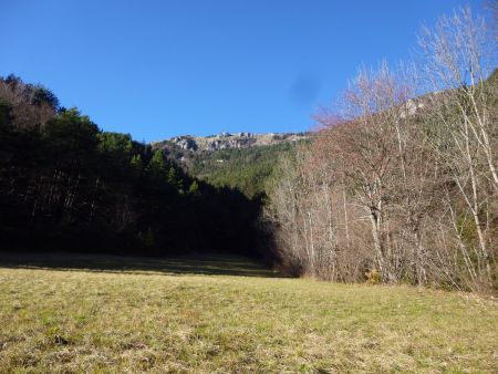 Le pré de départ avec le Pic de l’Aigle.