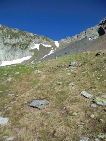 En montant vers le Col des Balmettes, au centre.