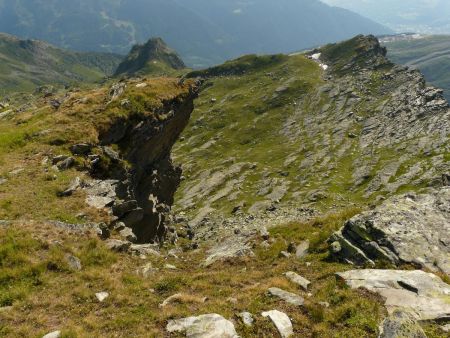 Au sommet. En bas, une partie de l’arête de la Roche Enverse.