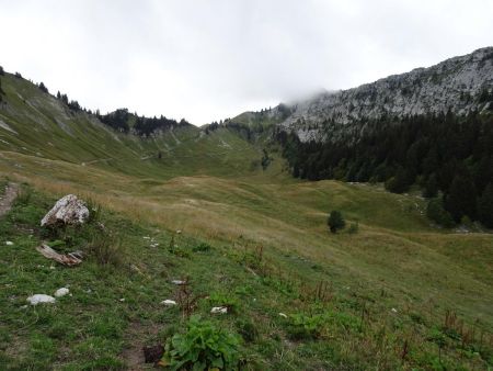 Banc Plat caché par le nuage