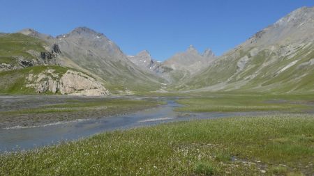 Le vallon pour accéder à  l’Aiguille du Goléon.