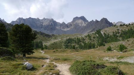 Un bon plat avant les pentes finales d’accès au lac.