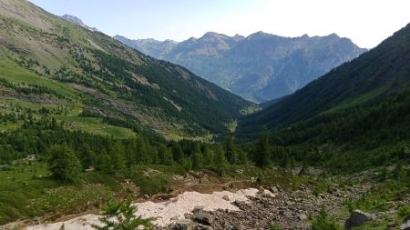 Montée vers le col du Bal. Vue arrière sur la massif de Montbrison