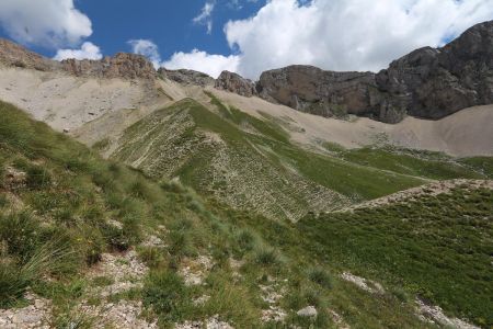 Vallon des Clausis. La brèche au centre gauche, la grotte au centre droit.