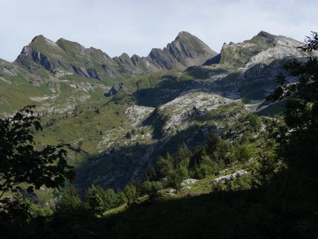 La vue se dégage sur le haut du vallon.