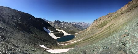 De l’autre côté du col, le lac de la Noire