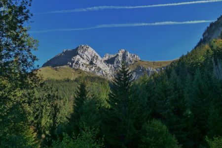 En montant vers le Charvet : Rochers du Charvet (1841m) et au-dessus la Pointe de la Bajulaz (2254m)